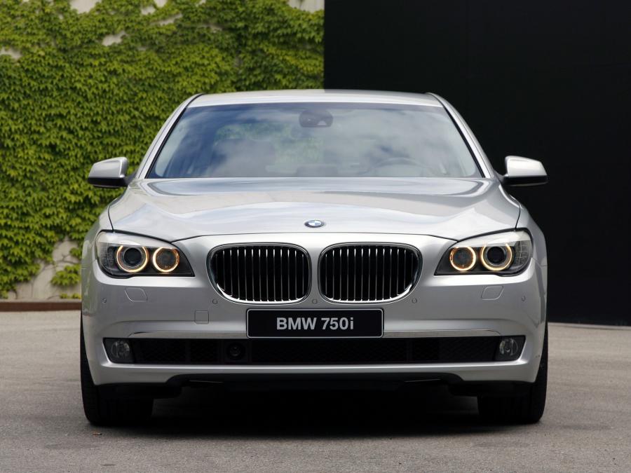  BMW 750i 2008 года  (фото 3 из 10)